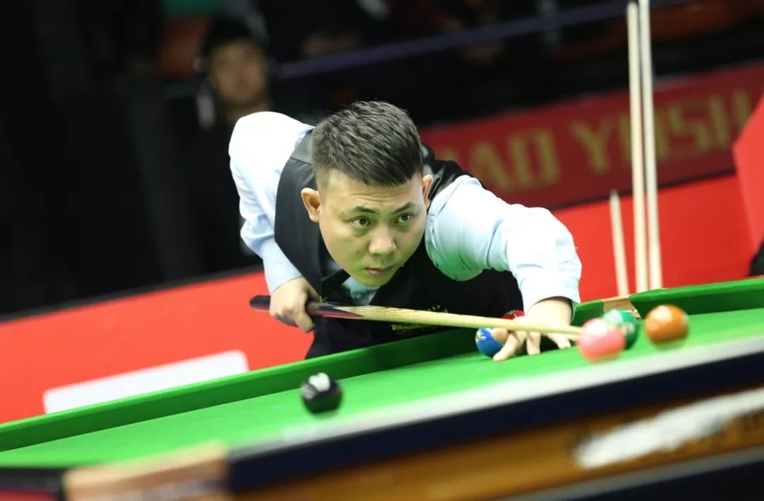 展示了足球 展示了足球